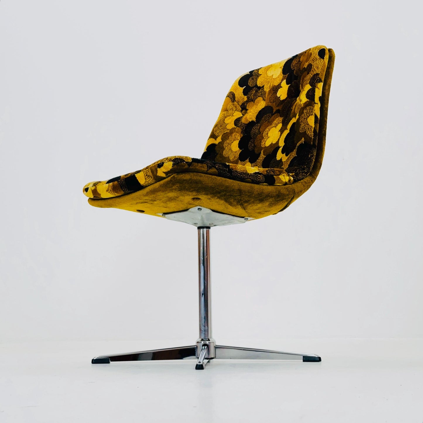 Mid century Swivel Chair with Retro Spaceage Floral Upholstery - Germany 1970s