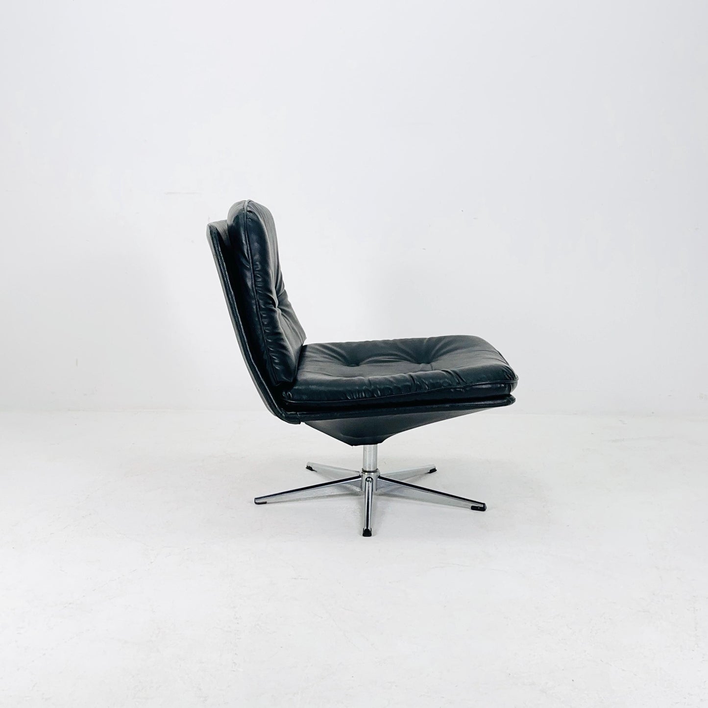 Mid century Swivel Mila lounge Chair Designed by Gillis Lundgren for Ikea in the 1960s