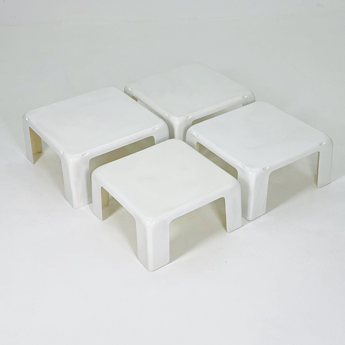 Set of 4 Mid century Mario Bellini Nesting white Tables Model Gatti for B&B Italia, 1967s Italy