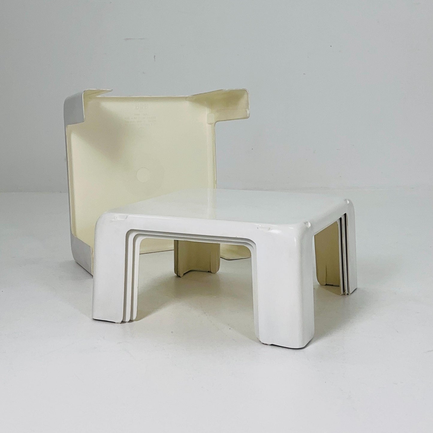 Set of 4 Mid century Mario Bellini Nesting white Tables Model Gatti for B&B Italia, 1967s Italy