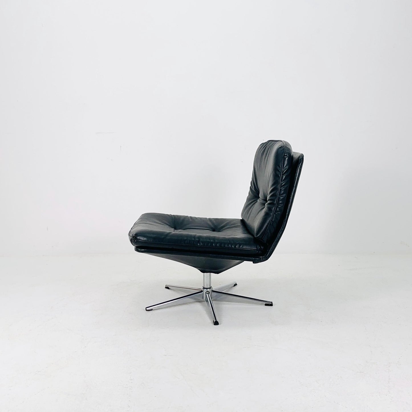Mid century Swivel Mila lounge Chair Designed by Gillis Lundgren for Ikea in the 1960s