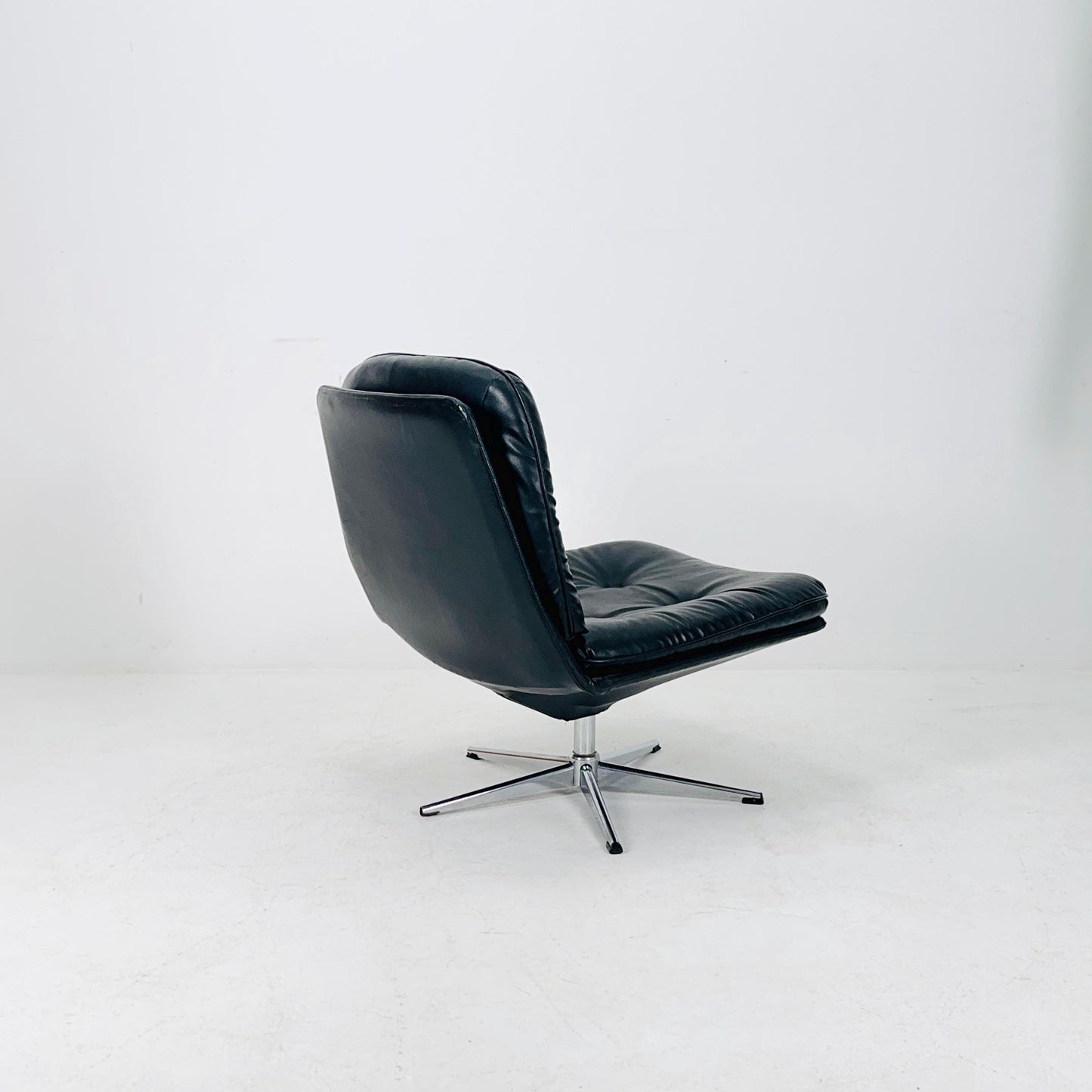 Mid century Swivel Mila lounge Chair Designed by Gillis Lundgren for Ikea in the 1960s