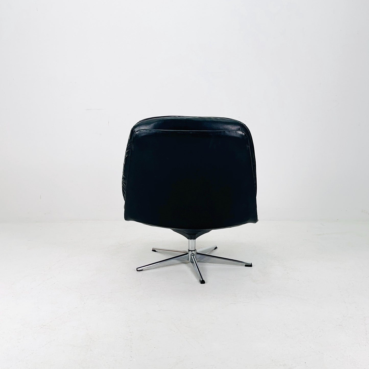 Mid century Swivel Mila lounge Chair Designed by Gillis Lundgren for Ikea in the 1960s