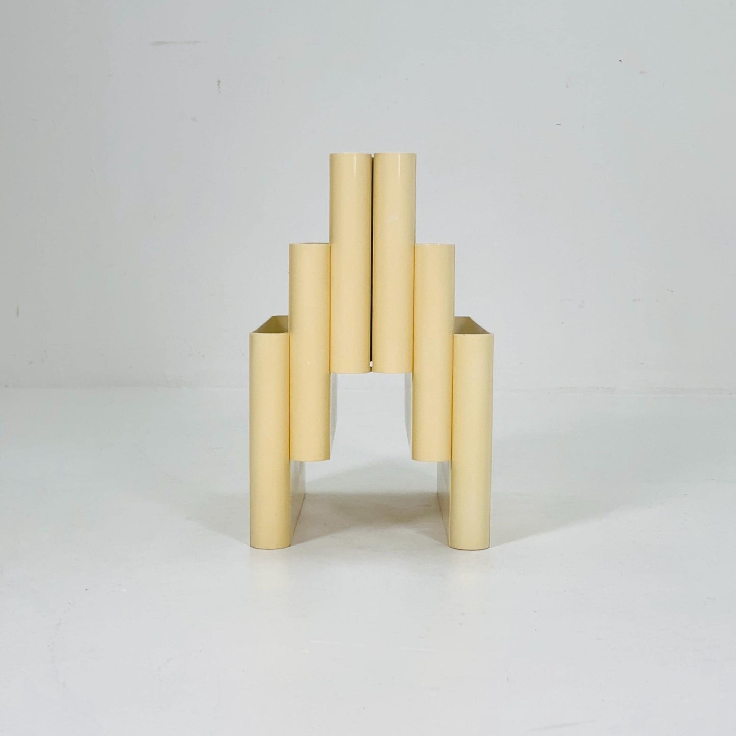 Mid century Magazine Rack by Kartell Italy off white designed by Giotto Stoppino Model 4675 1980s