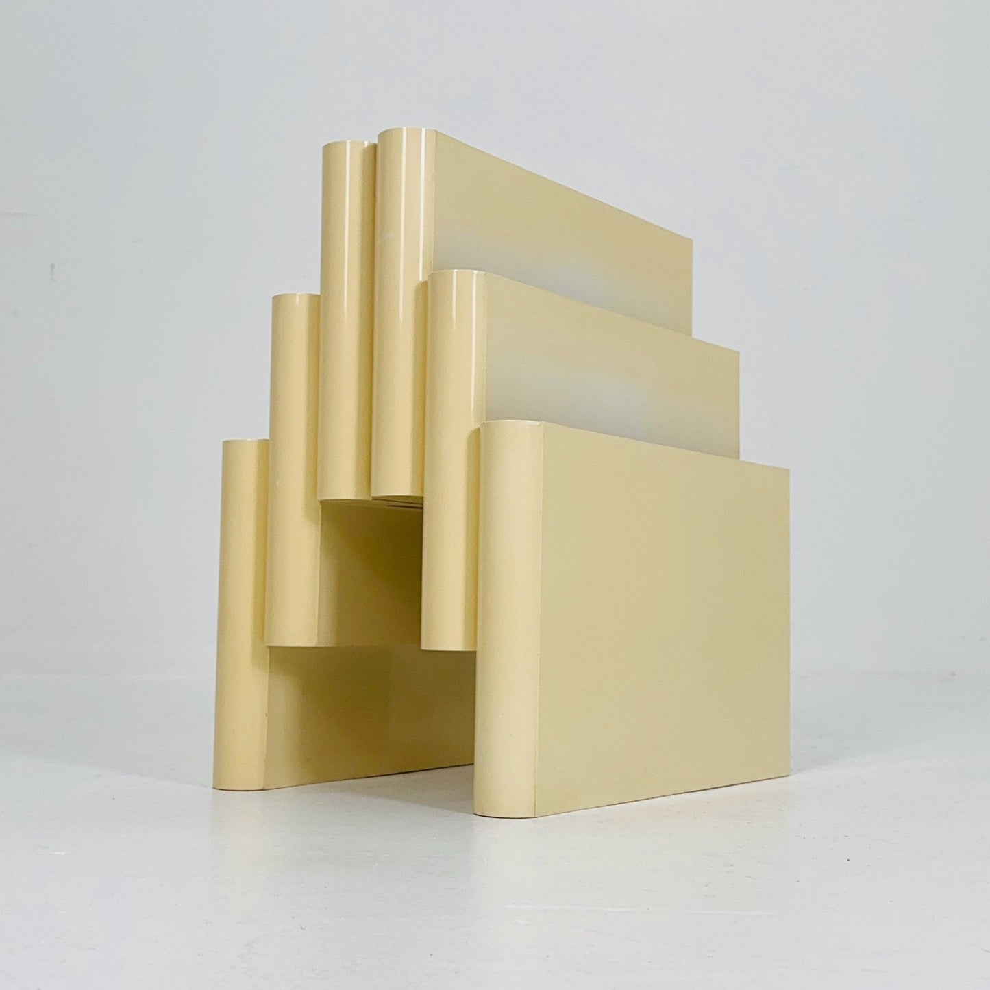 Mid century Magazine Rack by Kartell Italy off white designed by Giotto Stoppino Model 4675 1980s