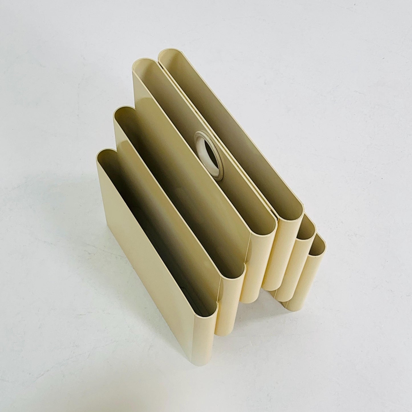 Mid century Magazine Rack by Kartell Italy off white designed by Giotto Stoppino Model 4675 1980s