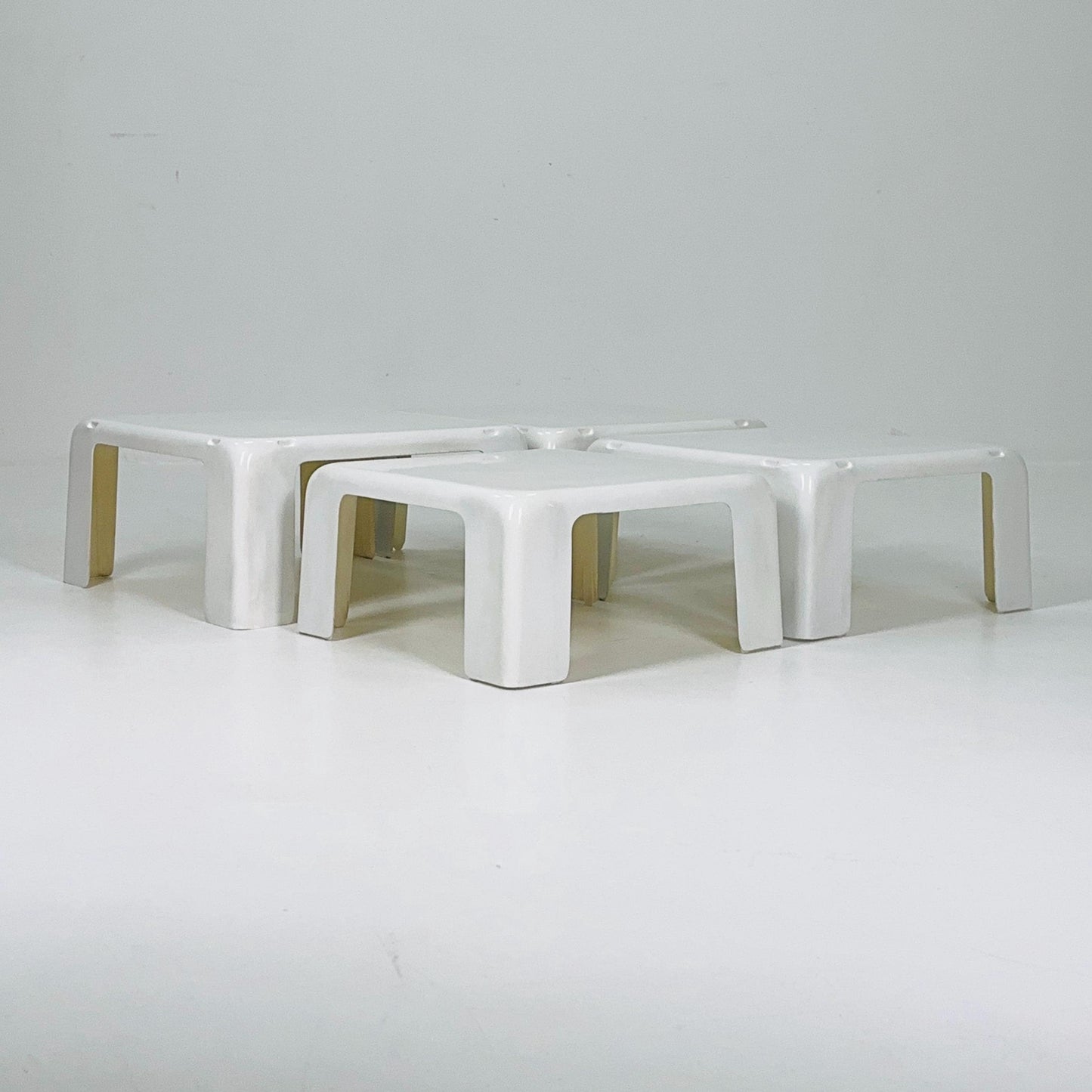 Set of 4 Mid century Mario Bellini Nesting white Tables Model Gatti for B&B Italia, 1967s Italy