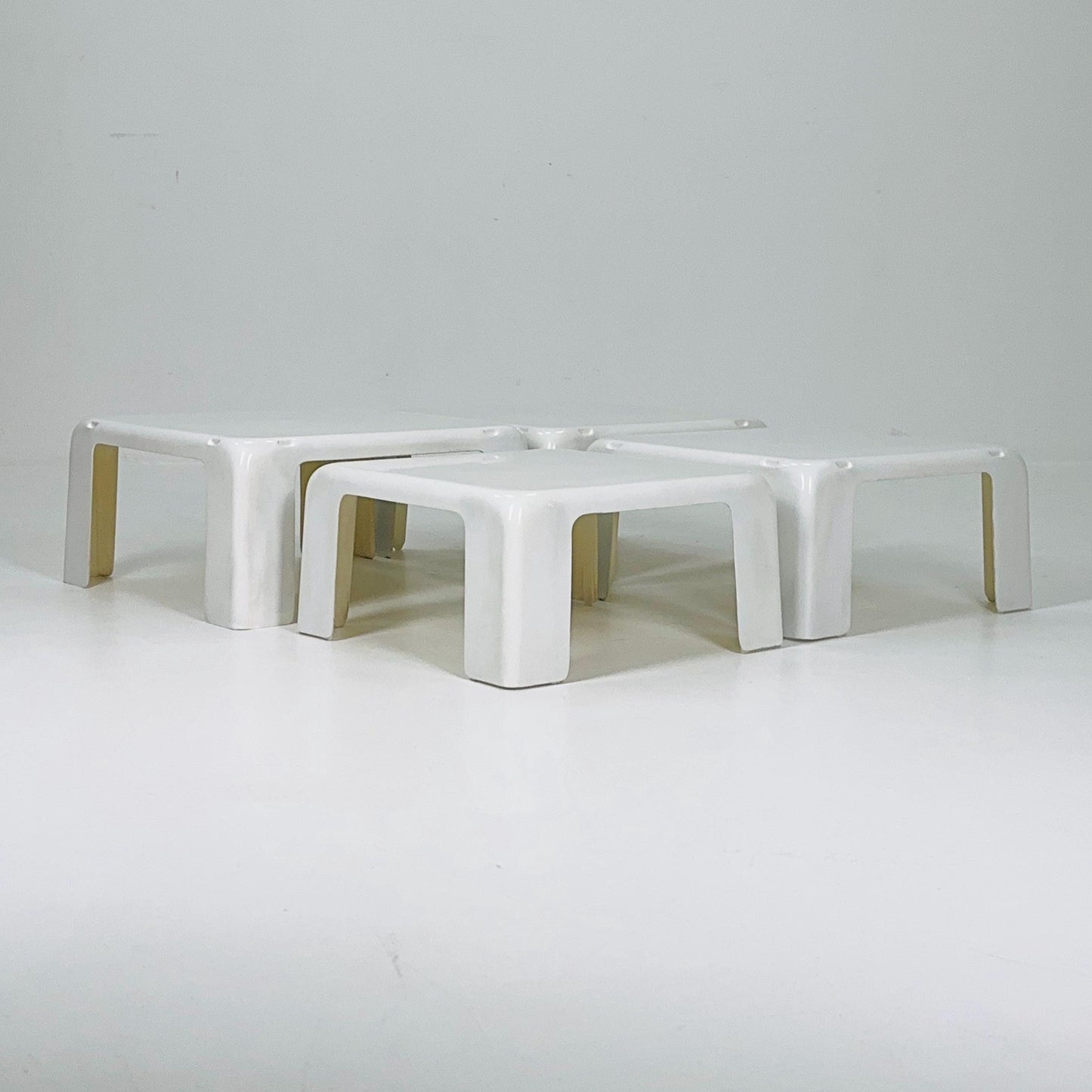 Set of 4 Mid century Mario Bellini Nesting white Tables Model Gatti for B&B Italia, 1967s Italy