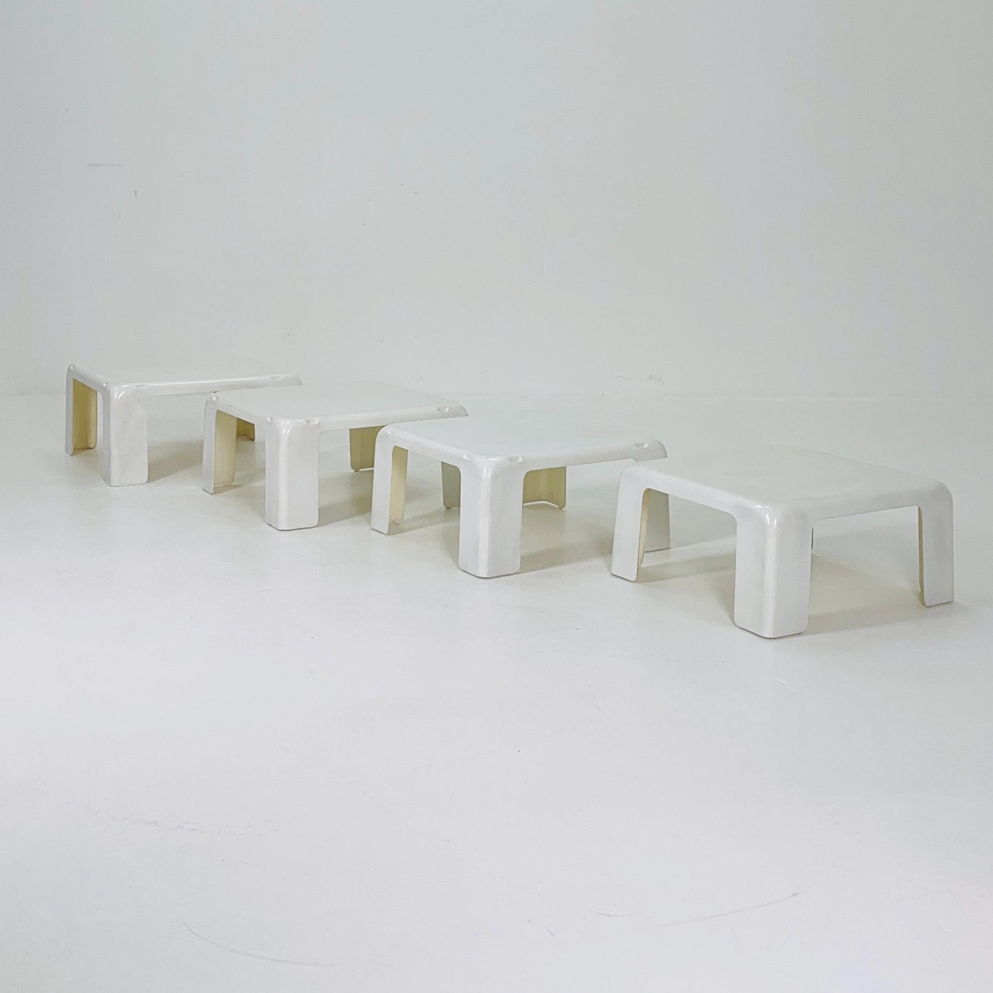 Set of 4 Mid century Mario Bellini Nesting white Tables Model Gatti for B&B Italia, 1967s Italy