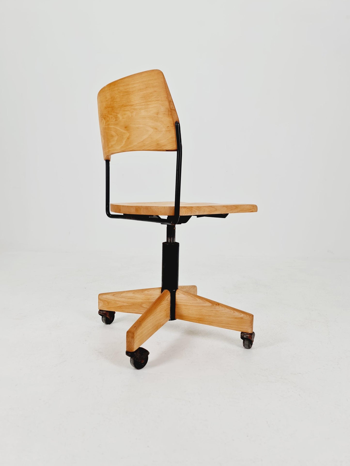 Bauhaus swivel office chair in solid wood By Giroflex 1960s