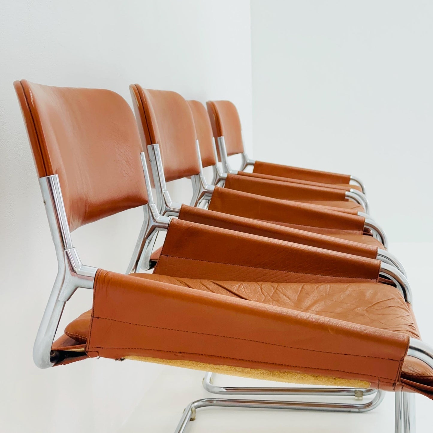 Set of 4 Mid century cognac leather & chrome tubular sling chair, Italy 1970