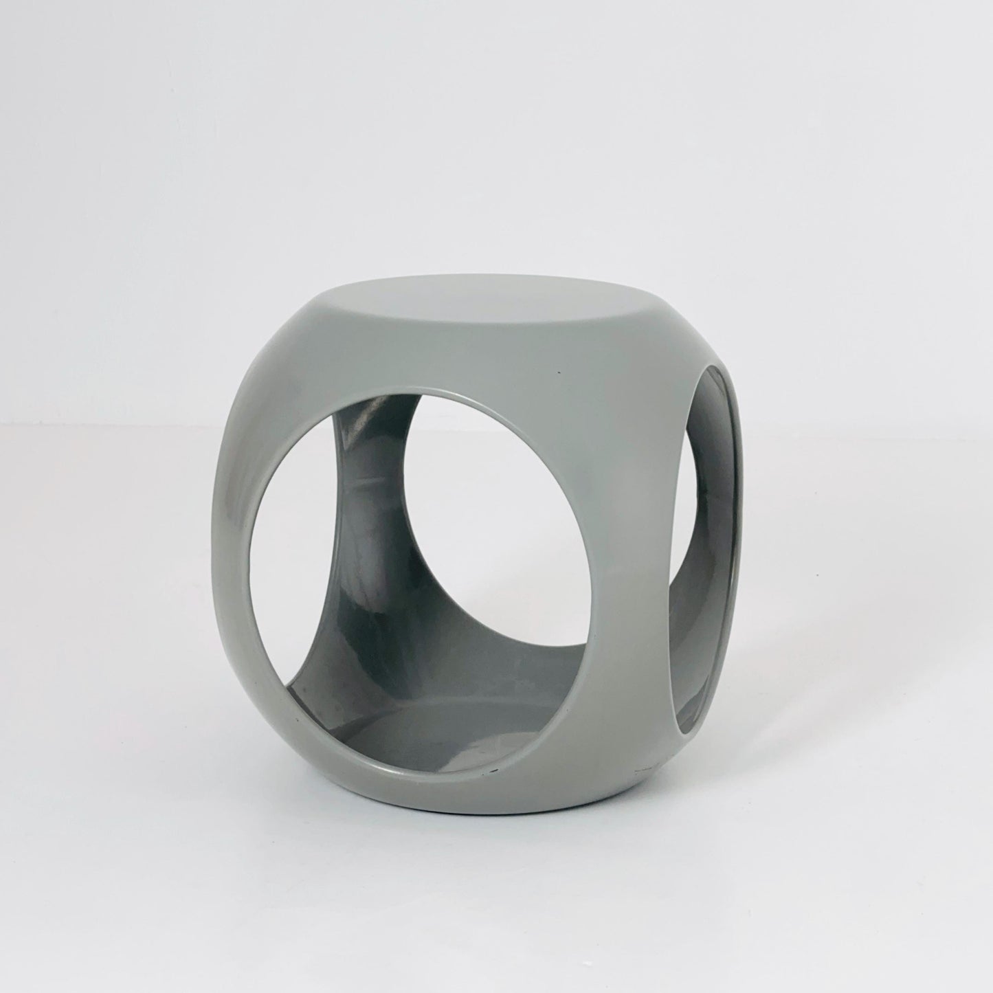 Mid-Century Fiberglass Würfel Side Table in Grey – Design by Luigi Colani for Interlink, France, 1980s