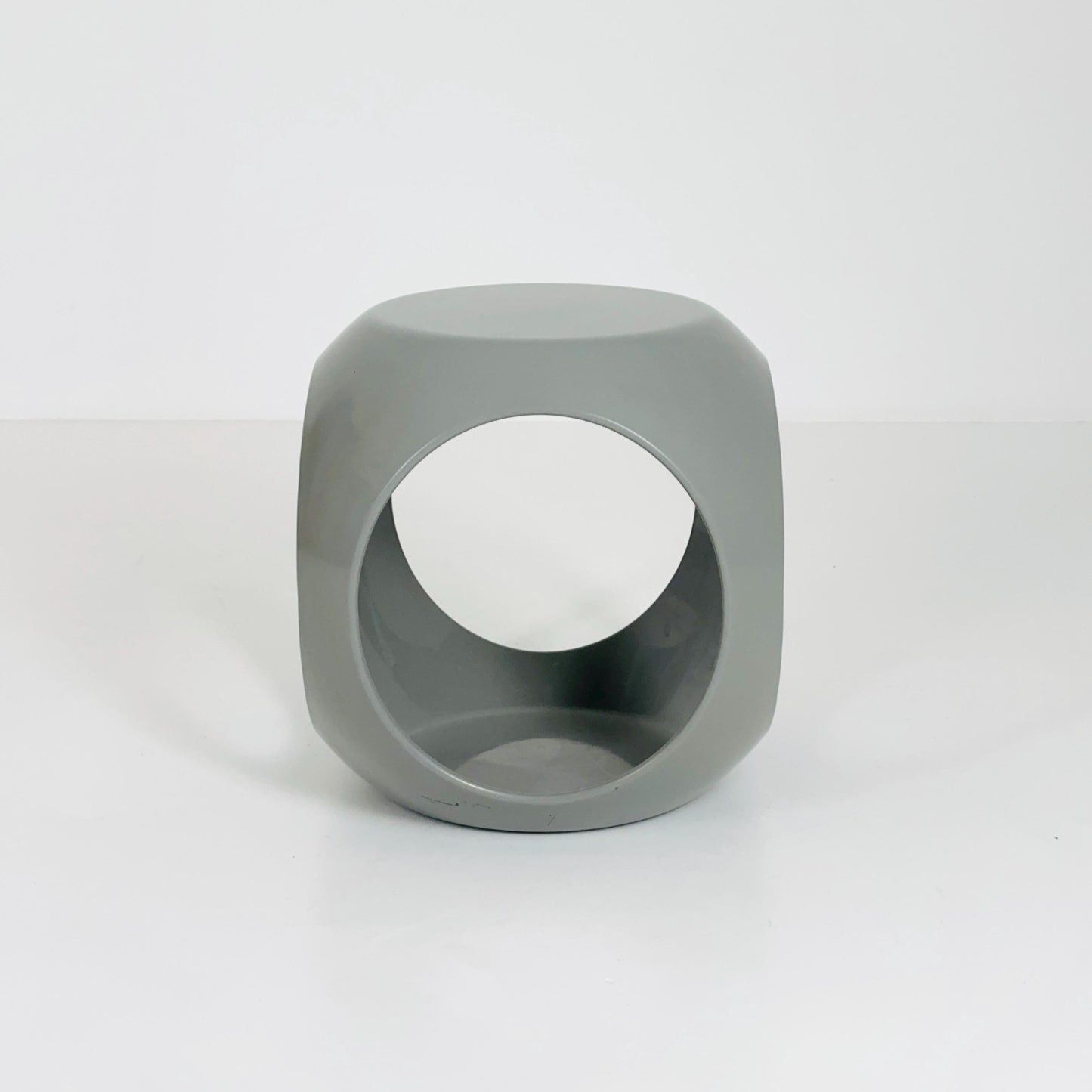 Mid-Century Fiberglass Würfel Side Table in Grey – Design by Luigi Colani for Interlink, France, 1980s