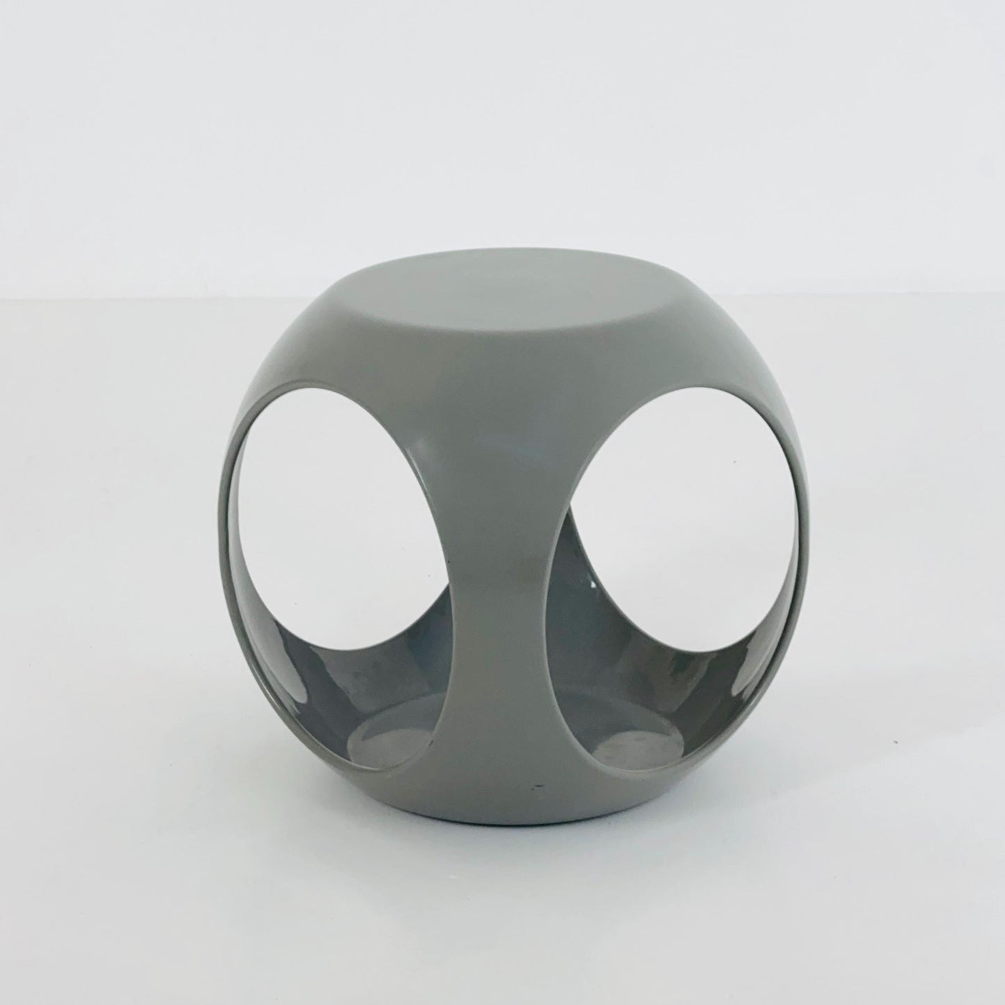 Mid-Century Fiberglass Würfel Side Table in Grey – Design by Luigi Colani for Interlink, France, 1980s