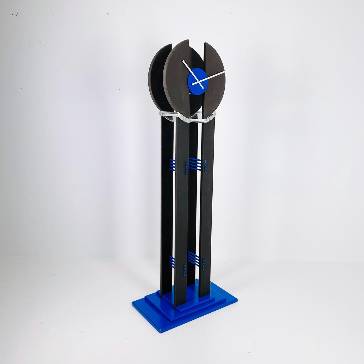 Mid-Century Standing Clock – Postmodern Memphis Design – Plexiglass & Wood France 1980s
