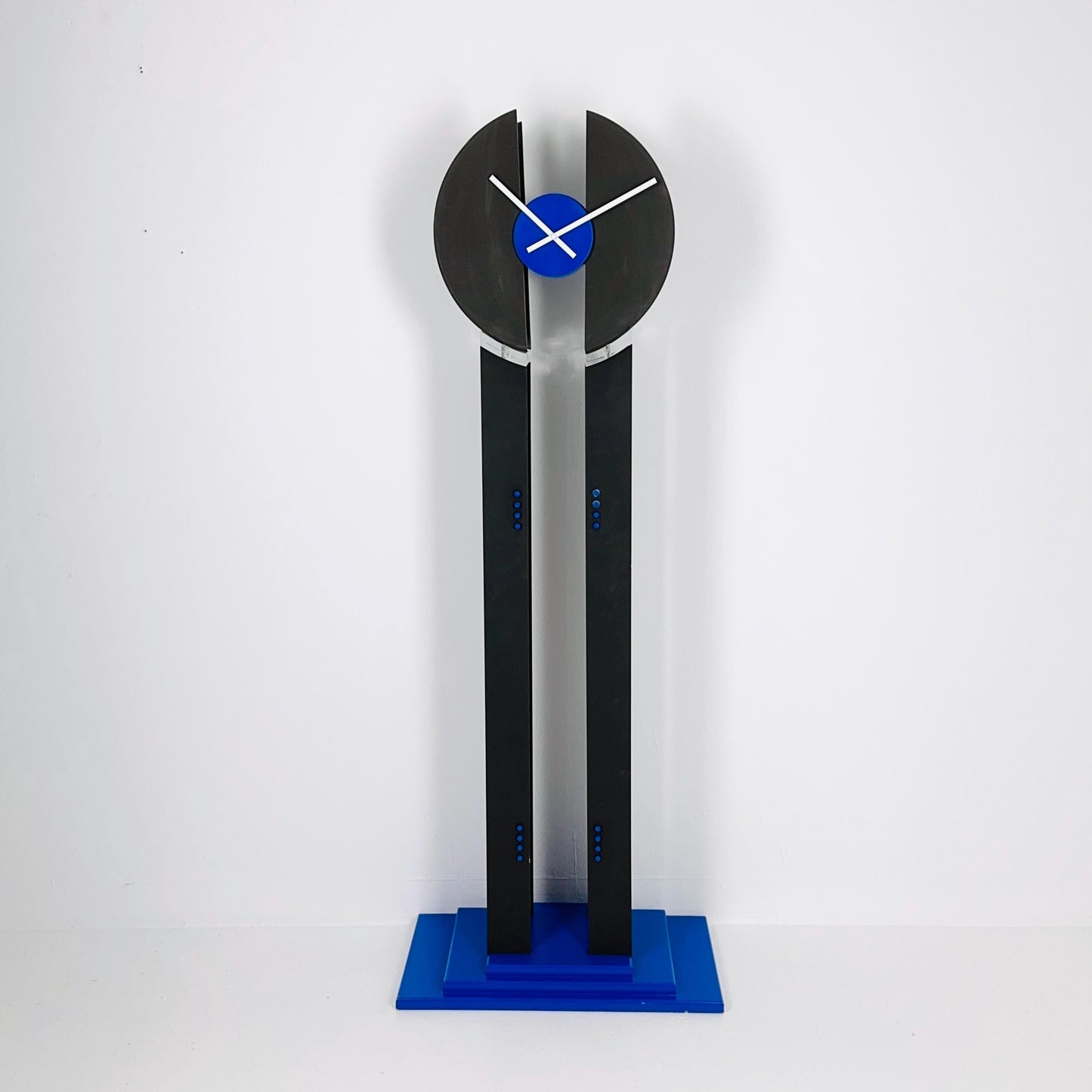 Mid-Century Standing Clock – Postmodern Memphis Design – Plexiglass & Wood France 1980s