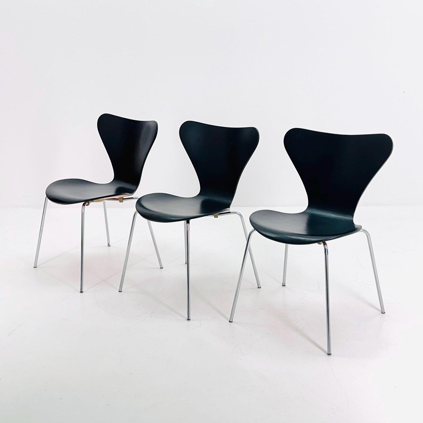 1 of 3 Mid century black butterfly chair by Arne Jacobsen 3107 for Fritz Hansen, Denmark 1970s