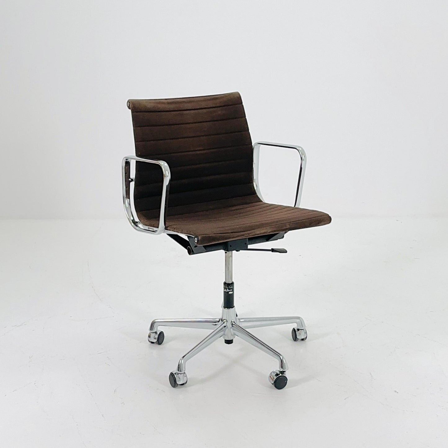 Mid century Charles & Ray Eames — EA 117 Aluchair — Brown Hopsak Office Chair by Vitra / Herman Miller , Swivel, 1990s
