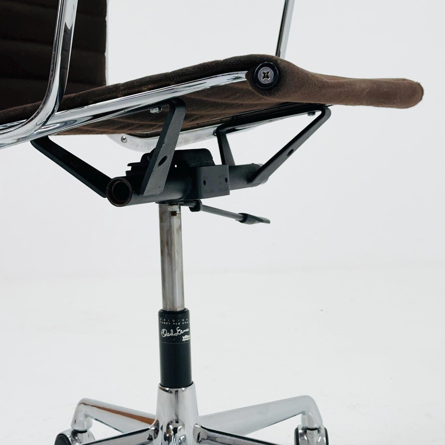 Mid century Charles & Ray Eames — EA 117 Aluchair — Brown Hopsak Office Chair by Vitra / Herman Miller , Swivel, 1990s