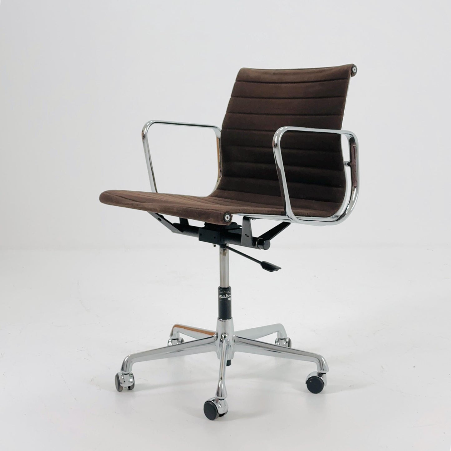Mid century Charles & Ray Eames — EA 117 Aluchair — Brown Hopsak Office Chair by Vitra / Herman Miller , Swivel, 1990s