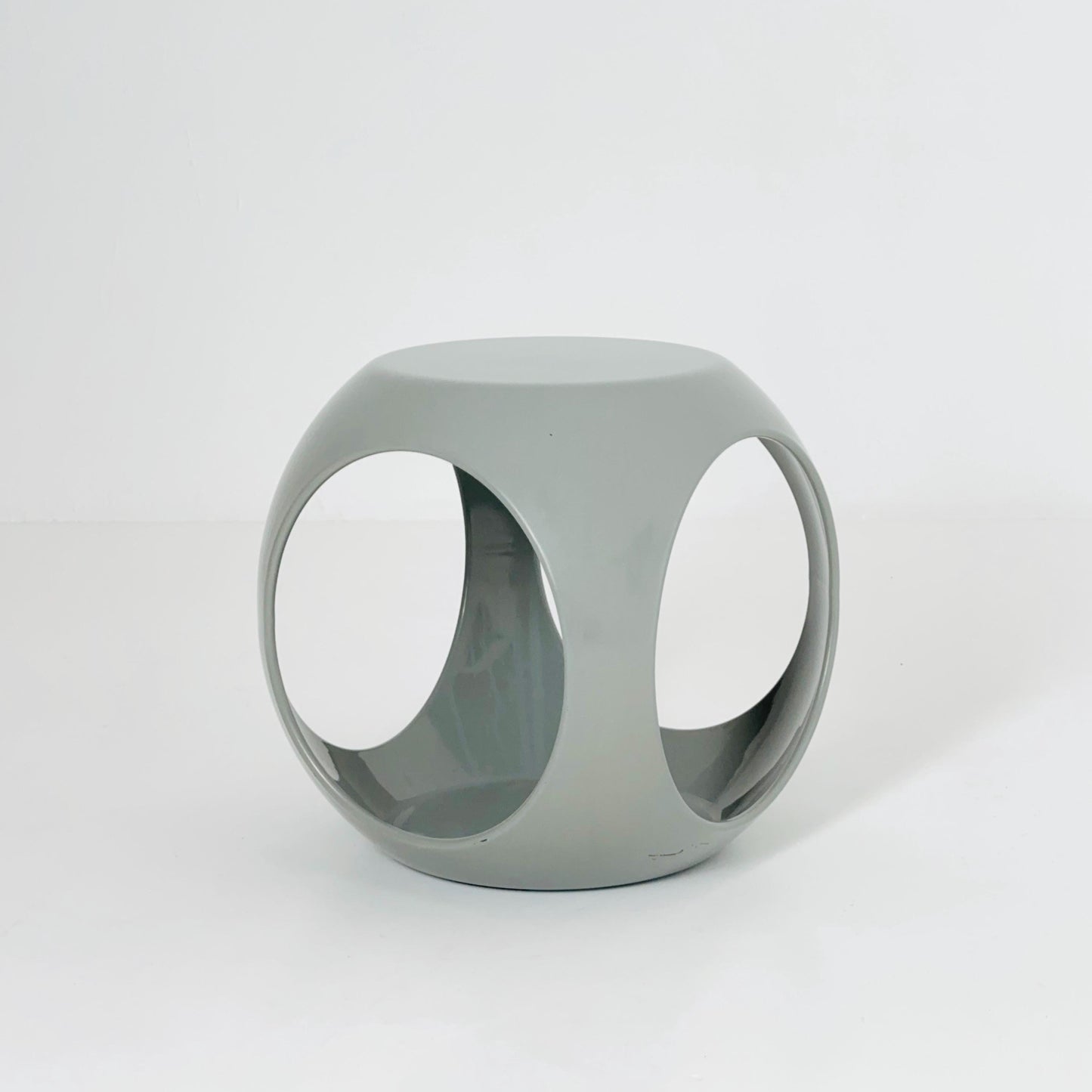 Mid-Century Fiberglass Würfel Side Table in Grey – Design by Luigi Colani for Interlink, France, 1980s