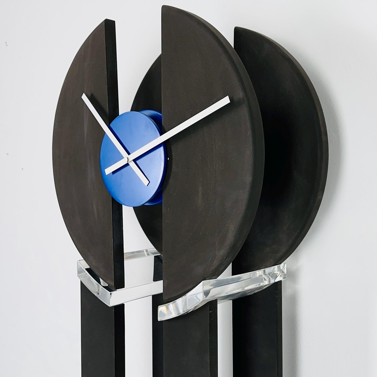 Mid-Century Standing Clock – Postmodern Memphis Design – Plexiglass & Wood France 1980s