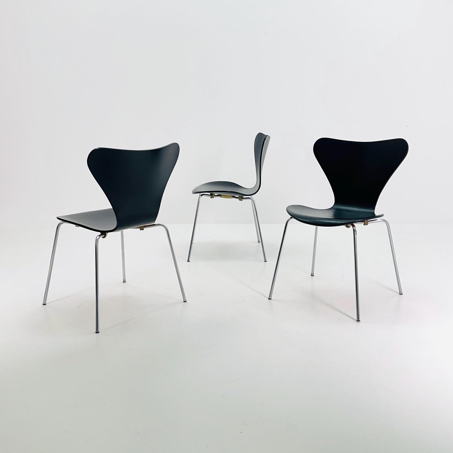 1 of 3 Mid century black butterfly chair by Arne Jacobsen 3107 for Fritz Hansen, Denmark 1970s
