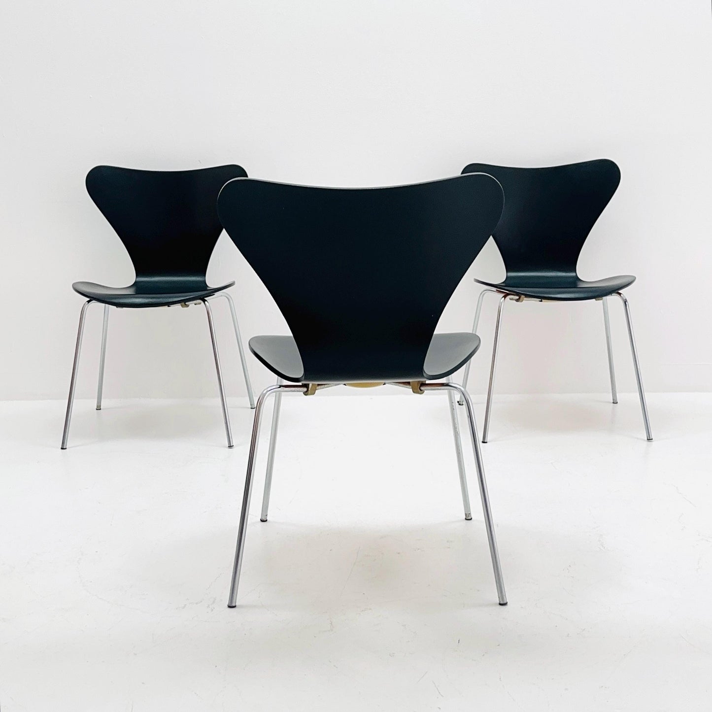 1 of 3 Mid century black butterfly chair by Arne Jacobsen 3107 for Fritz Hansen, Denmark 1970s