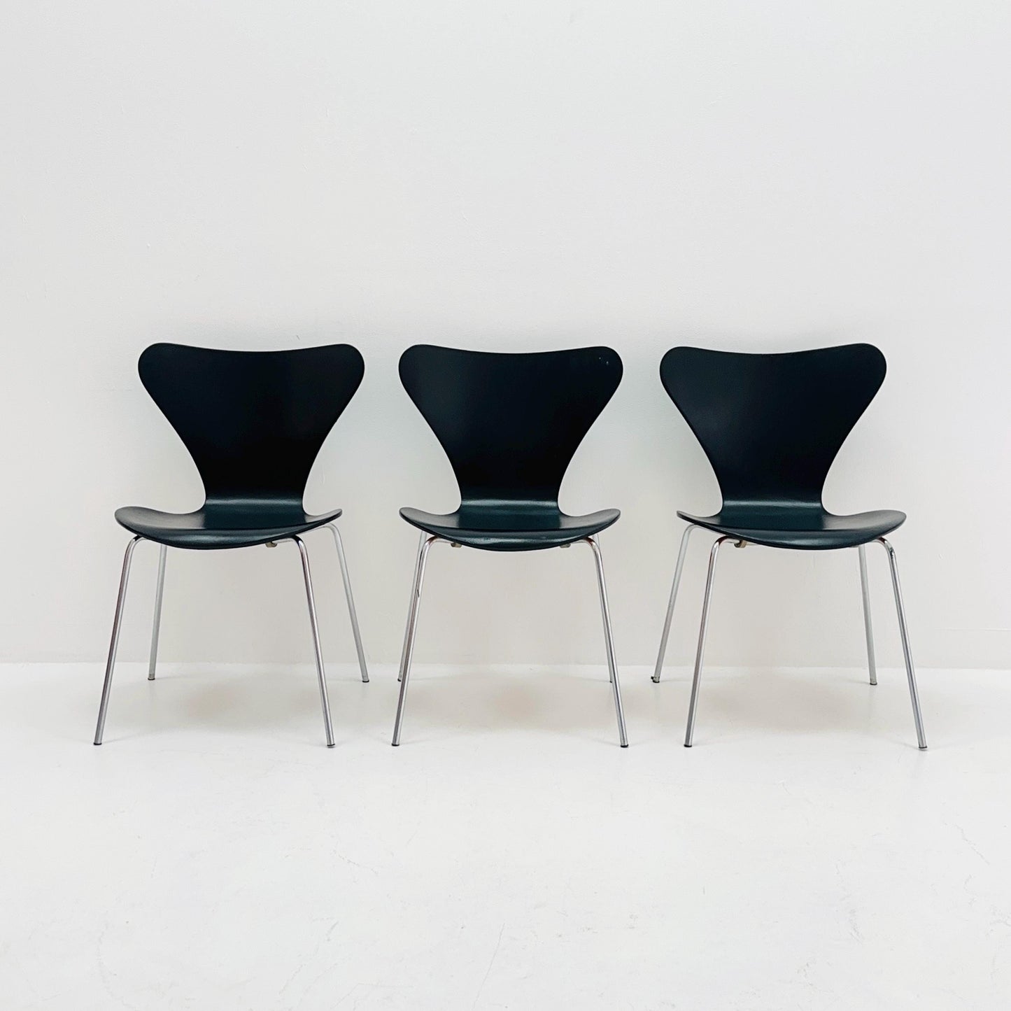 1 of 3 Mid century black butterfly chair by Arne Jacobsen 3107 for Fritz Hansen, Denmark 1970s