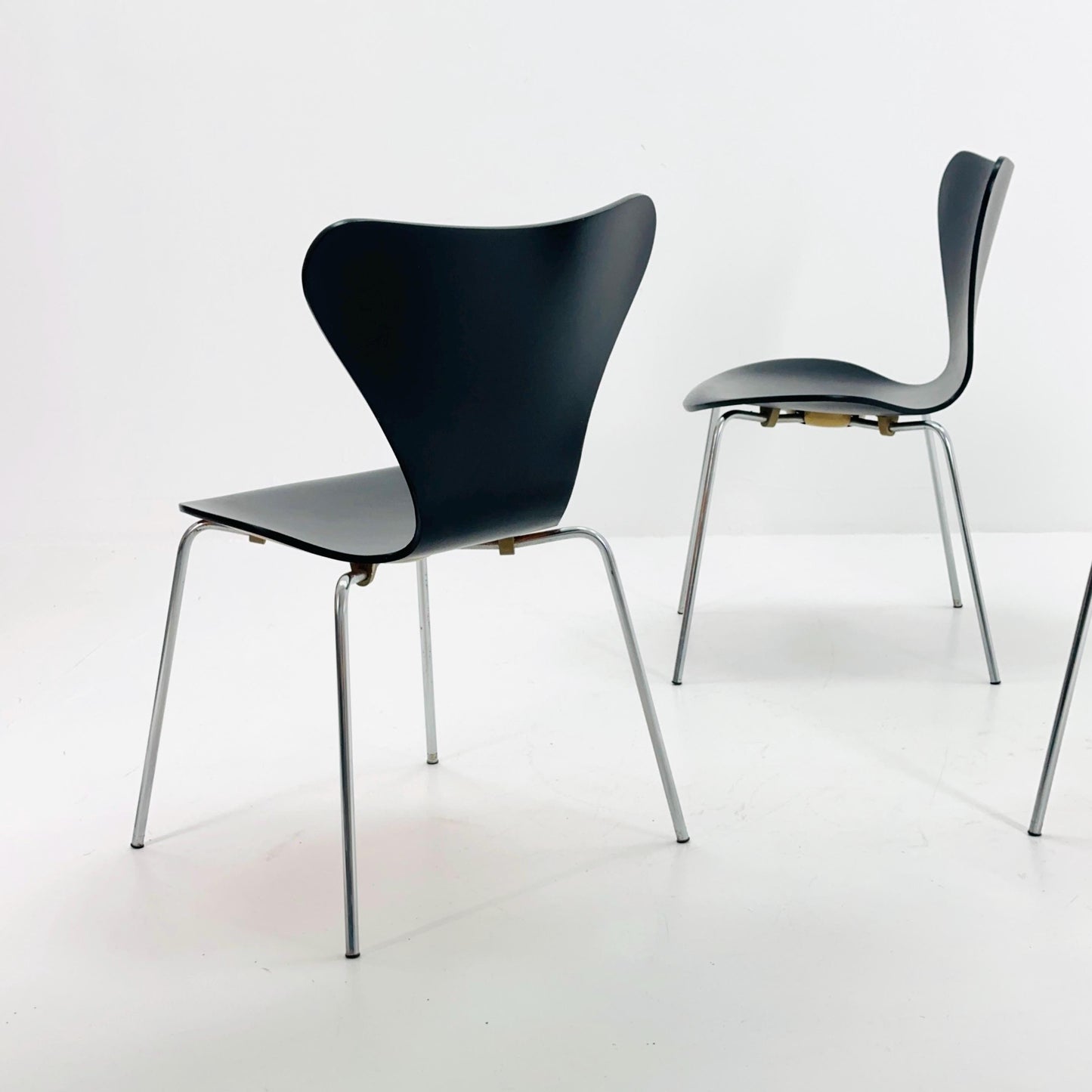 1 of 3 Mid century black butterfly chair by Arne Jacobsen 3107 for Fritz Hansen, Denmark 1970s