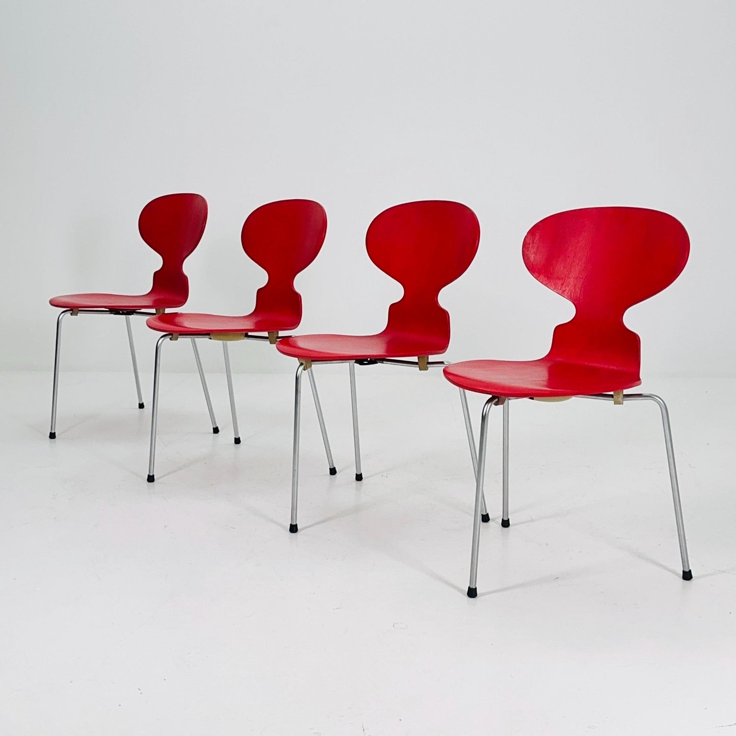Set of 4 Mid-Century Arne Jacobsen 3100 Ant Chairs – Rare 3-Leg Version, Fritz Hansen Denmark, 1970s