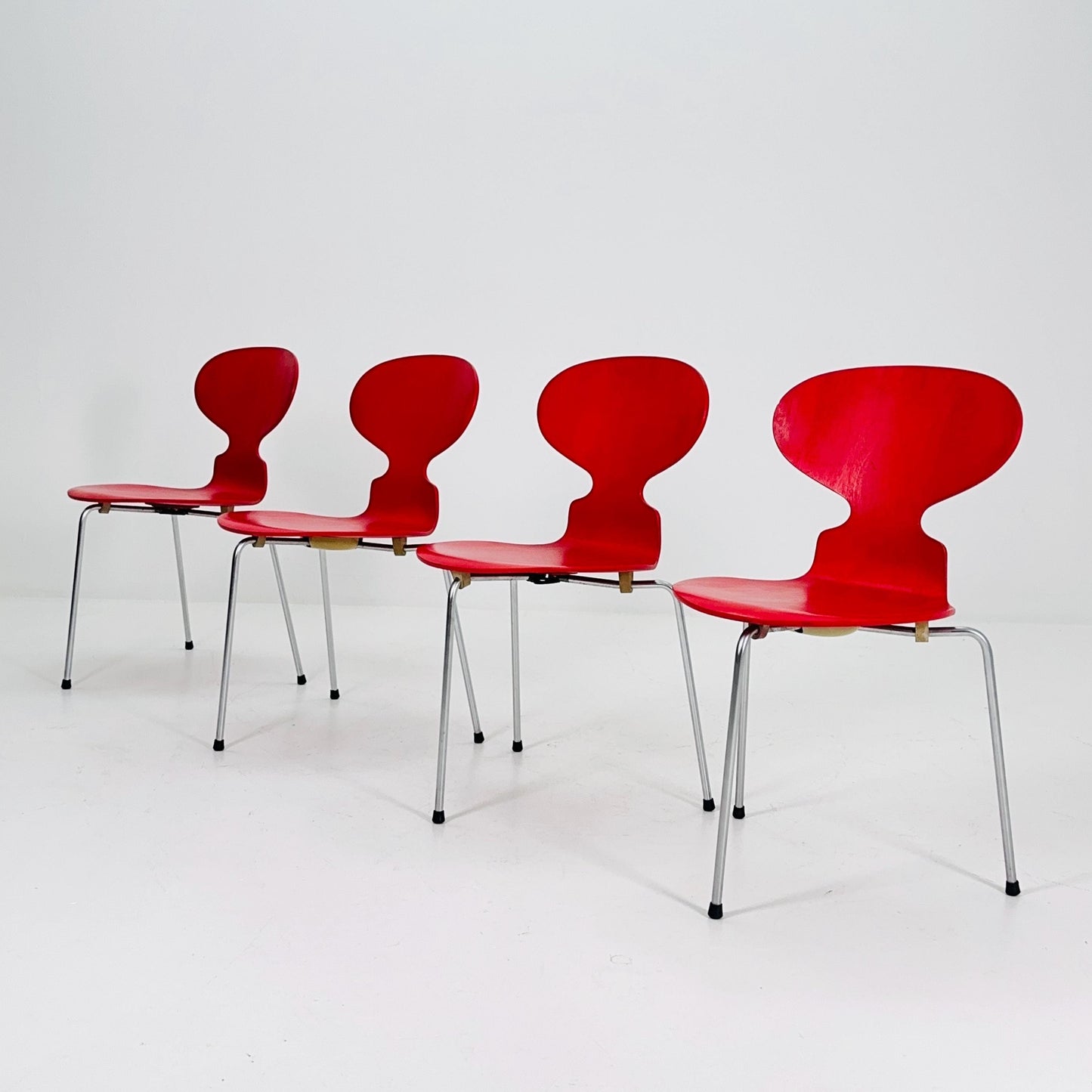 Set of 4 Mid-Century Arne Jacobsen 3100 Ant Chairs – Rare 3-Leg Version, Fritz Hansen Denmark, 1970s