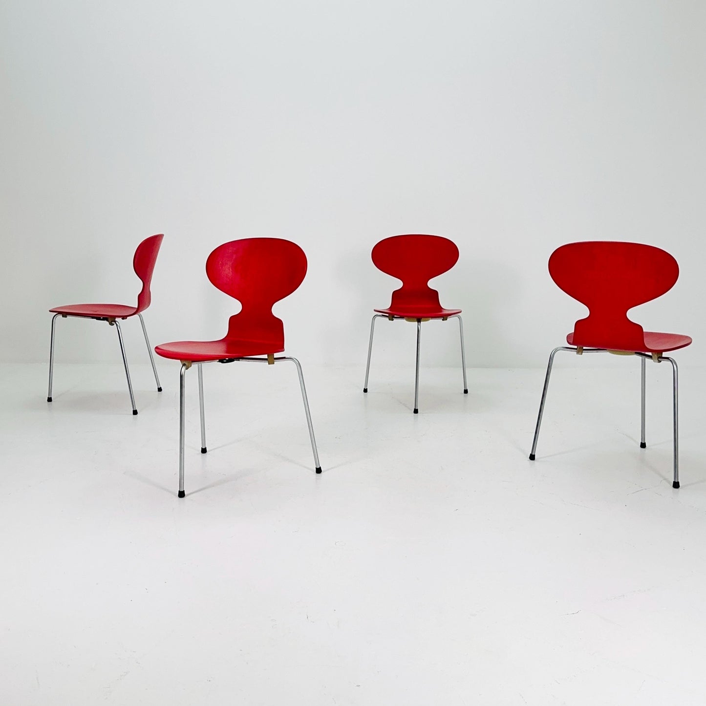 Set of 4 Mid-Century Arne Jacobsen 3100 Ant Chairs – Rare 3-Leg Version, Fritz Hansen Denmark, 1970s