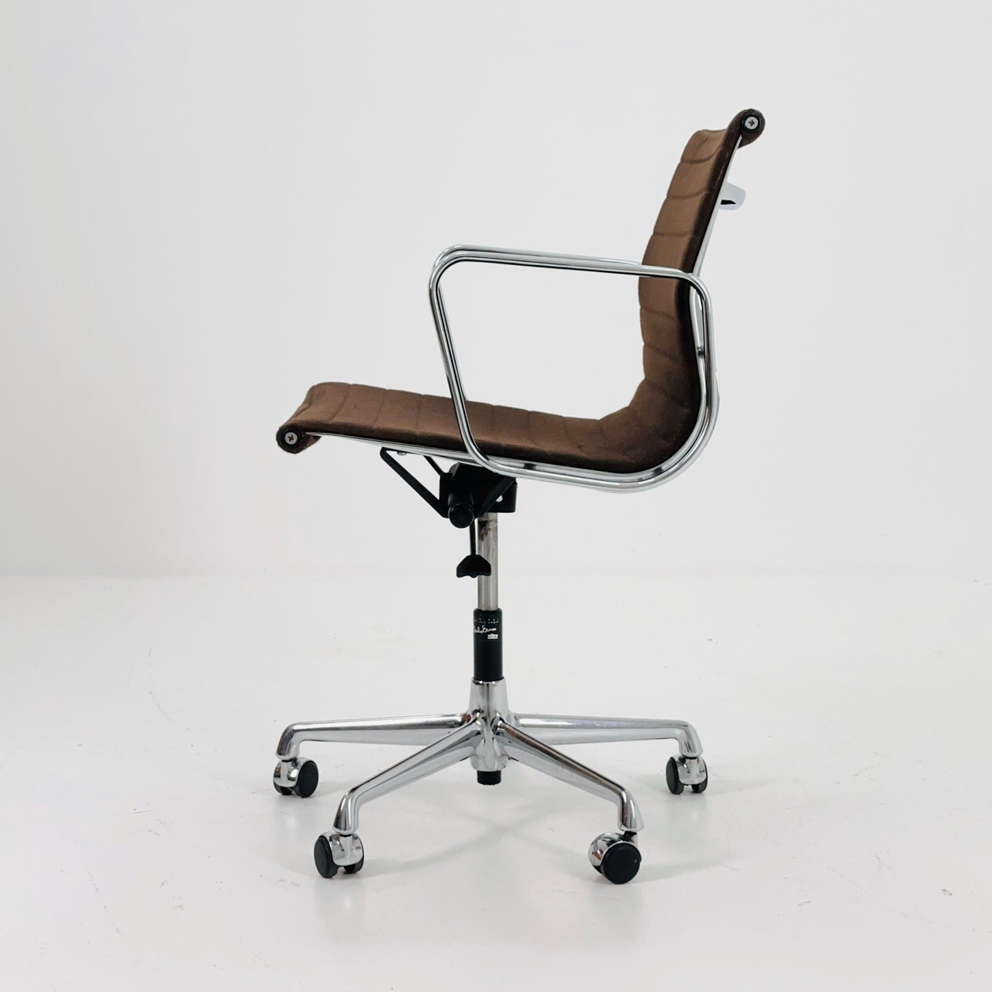 Mid century Charles & Ray Eames — EA 117 Aluchair — Brown Hopsak Office Chair by Vitra / Herman Miller , Swivel, 1990s