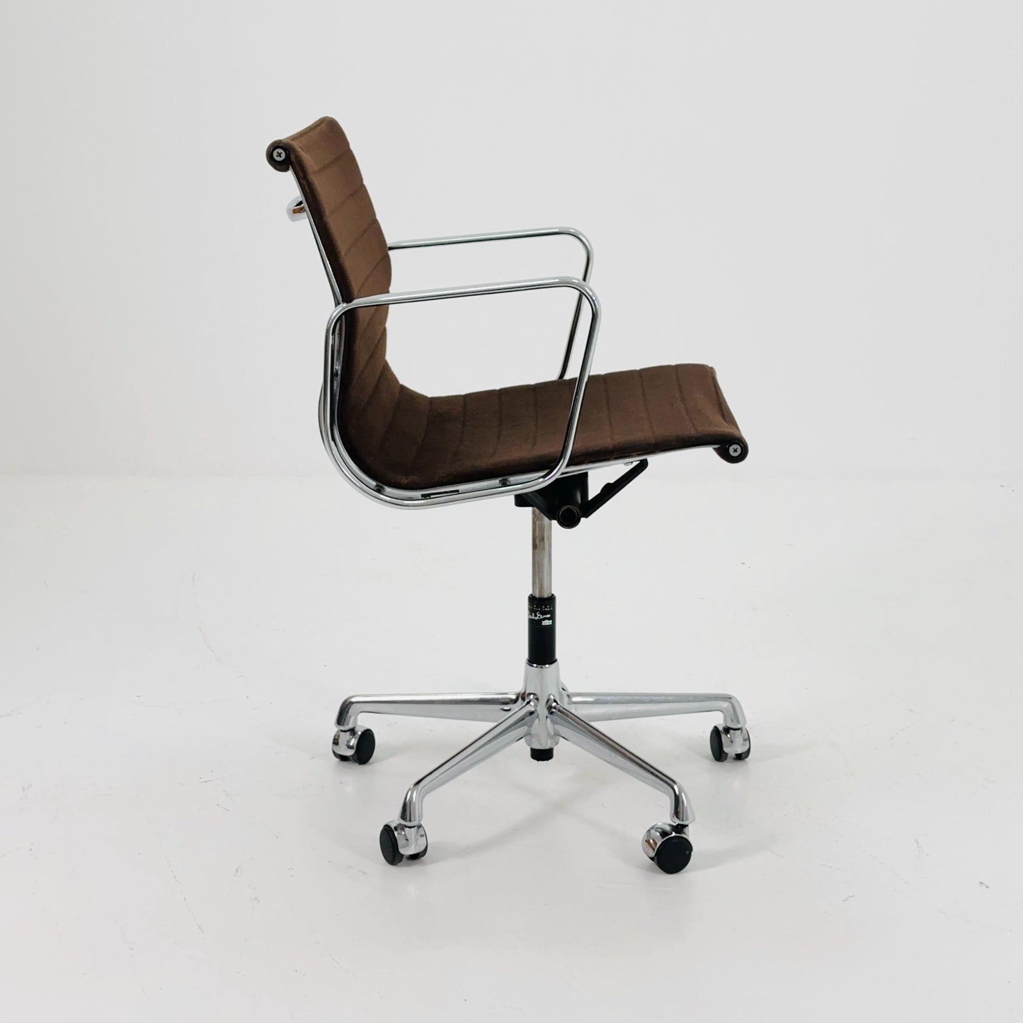 Mid century Charles & Ray Eames — EA 117 Aluchair — Brown Hopsak Office Chair by Vitra / Herman Miller , Swivel, 1990s