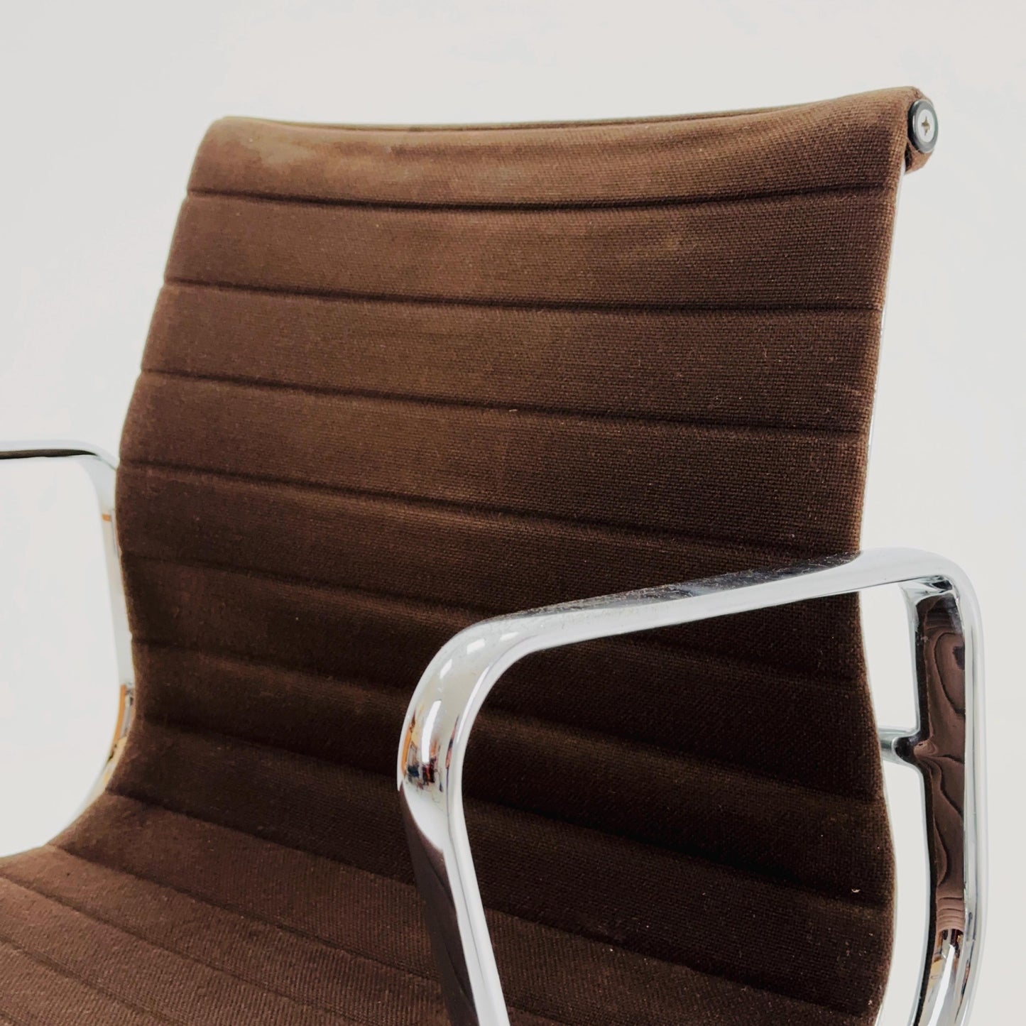 Mid century Charles & Ray Eames — EA 117 Aluchair — Brown Hopsak Office Chair by Vitra / Herman Miller , Swivel, 1990s