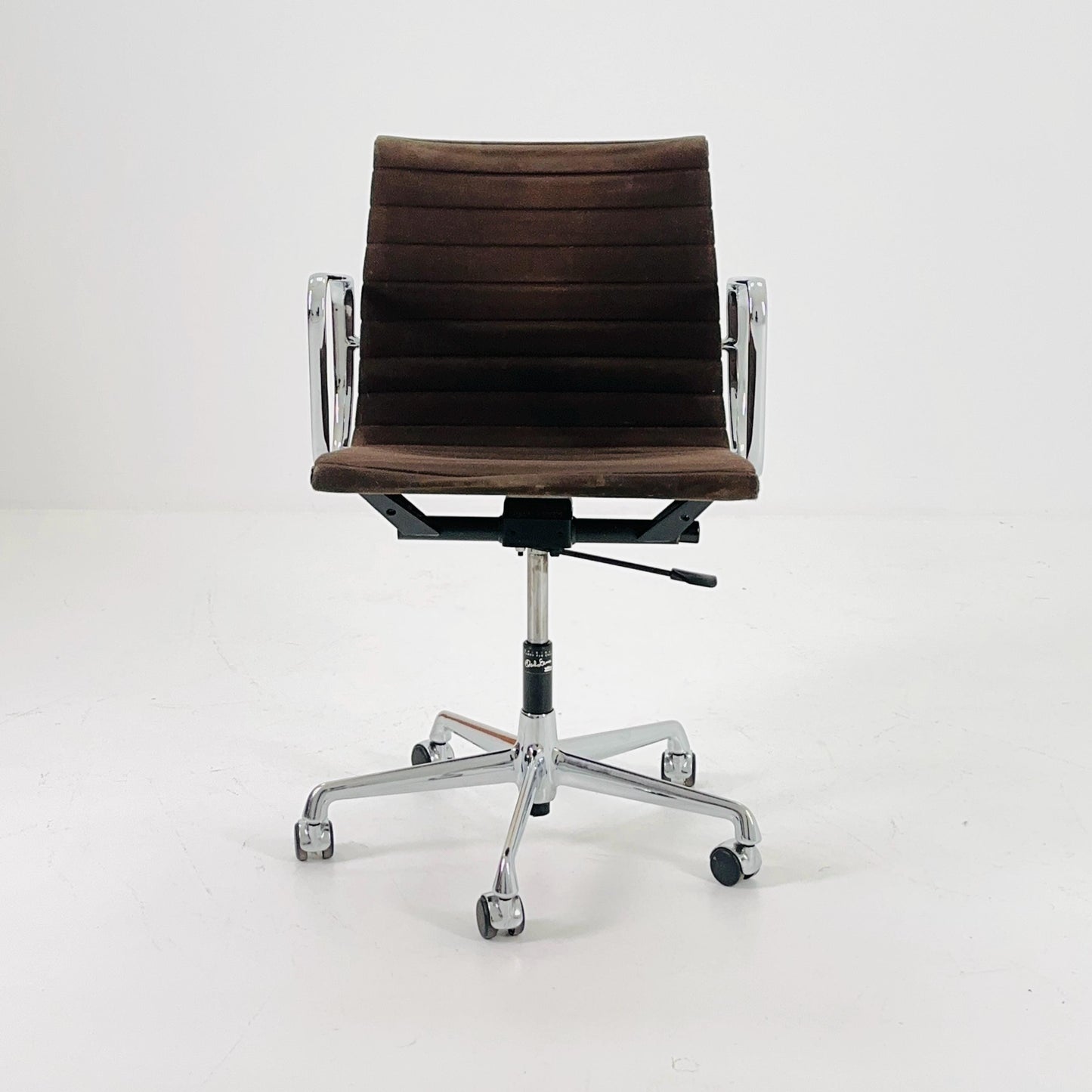 Mid century Charles & Ray Eames — EA 117 Aluchair — Brown Hopsak Office Chair by Vitra / Herman Miller , Swivel, 1990s