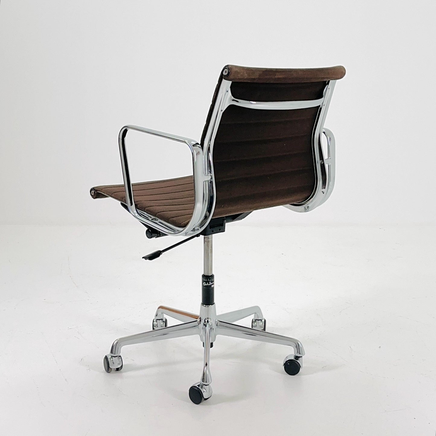 Mid century Charles & Ray Eames — EA 117 Aluchair — Brown Hopsak Office Chair by Vitra / Herman Miller , Swivel, 1990s