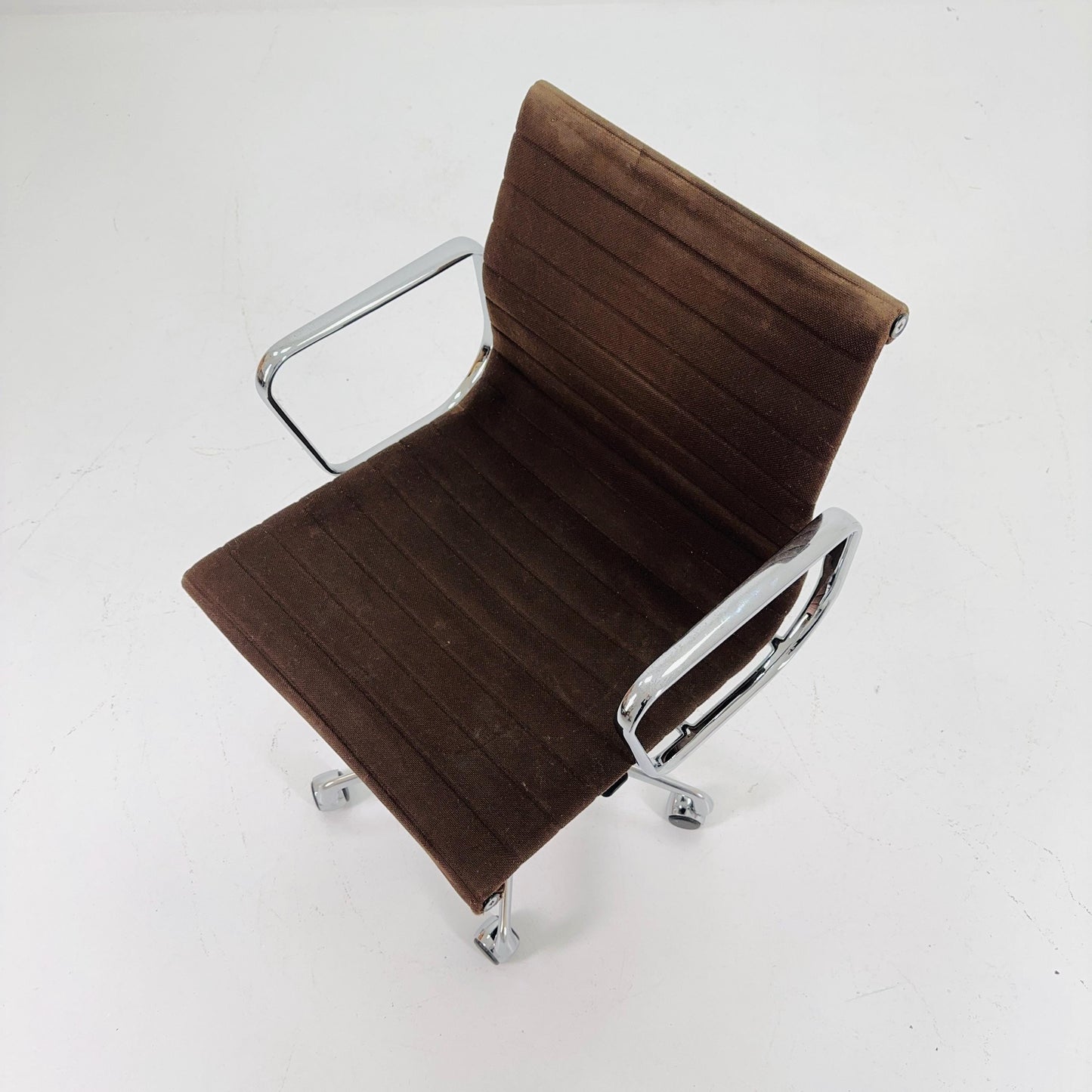 Mid century Charles & Ray Eames — EA 117 Aluchair — Brown Hopsak Office Chair by Vitra / Herman Miller , Swivel, 1990s