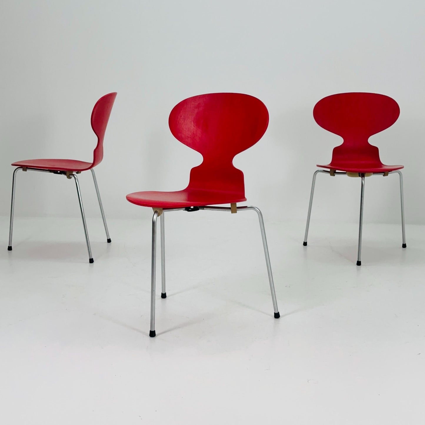 Set of 4 Mid-Century Arne Jacobsen 3100 Ant Chairs – Rare 3-Leg Version, Fritz Hansen Denmark, 1970s