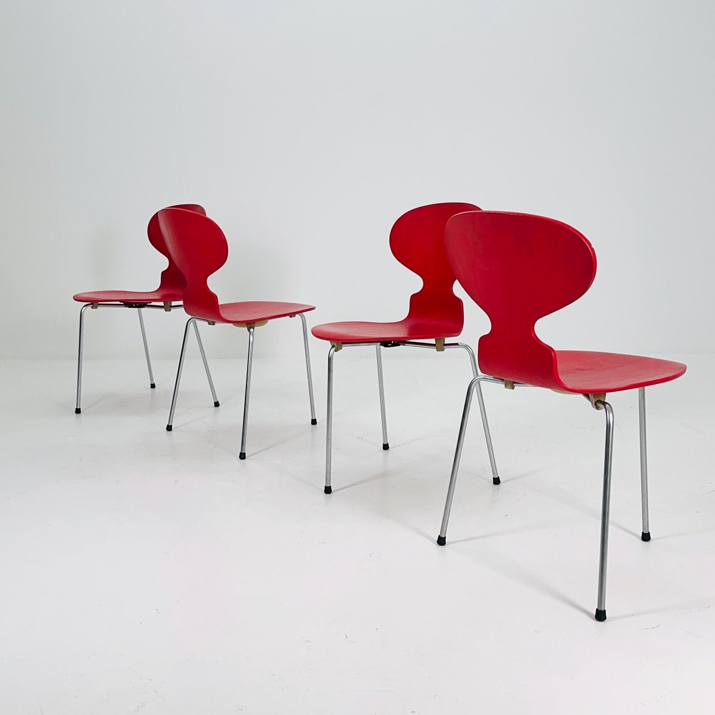 Set of 4 Mid-Century Arne Jacobsen 3100 Ant Chairs – Rare 3-Leg Version, Fritz Hansen Denmark, 1970s