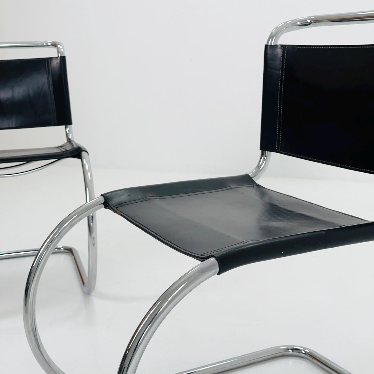 Set of 2 MR10 lounge black leather chairs design by Ludwig Mies van der Rohe , 1980s Italy