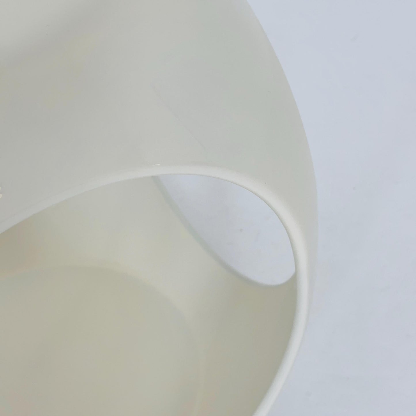 Mid-Century Modern White Fiberglass Side Table – 1970s, Luigi Colani