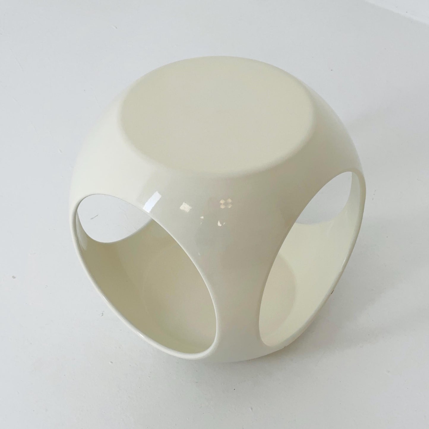 Mid-Century Modern White Fiberglass Side Table – 1970s, Luigi Colani