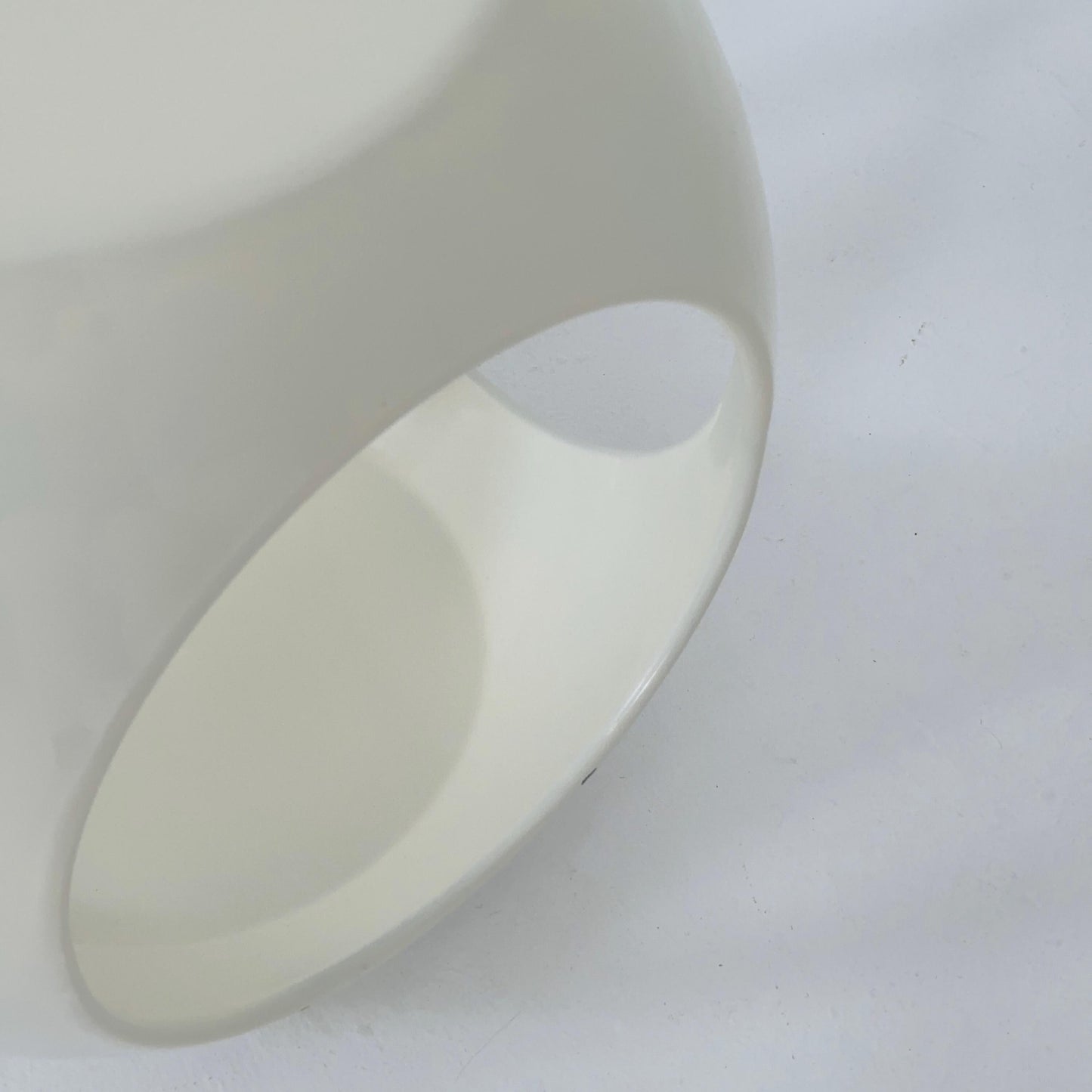 Mid-Century Modern White Fiberglass Side Table – 1970s, Luigi Colani