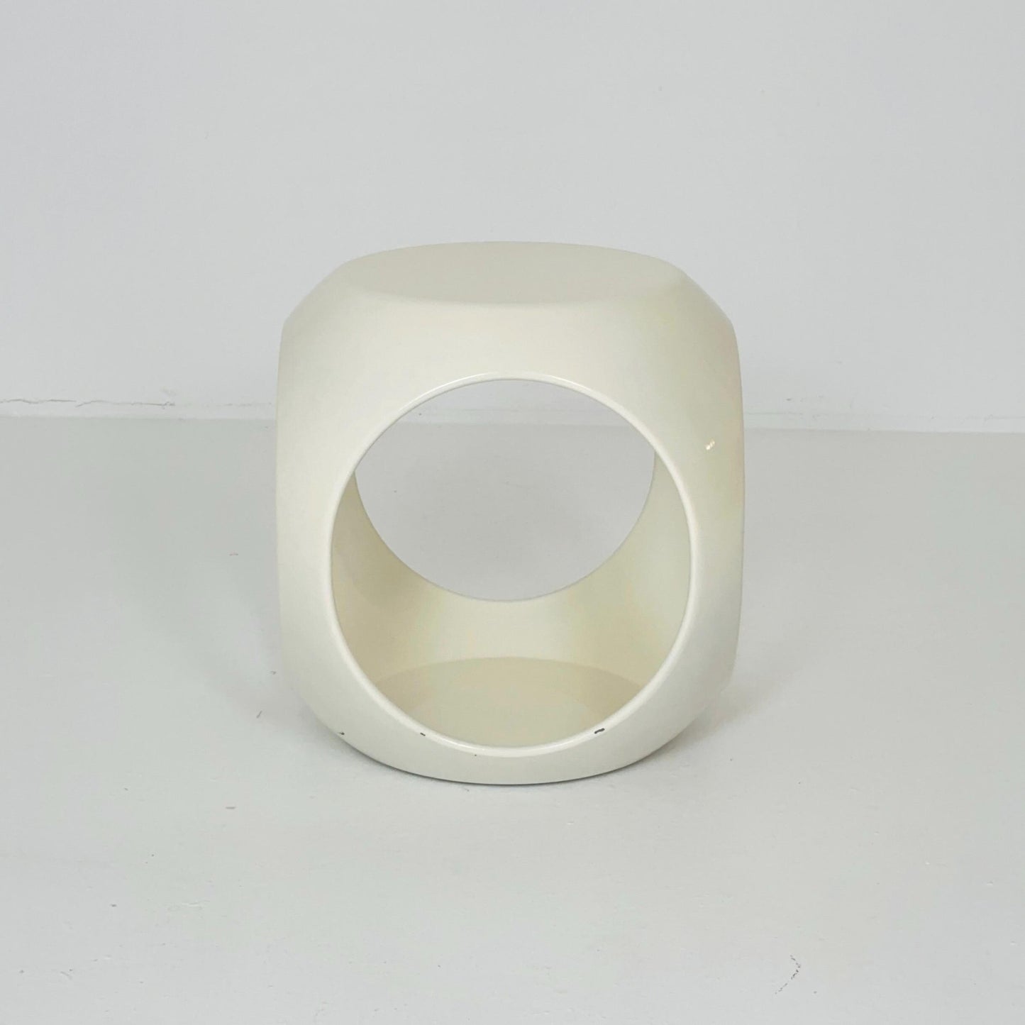 Mid-Century Modern White Fiberglass Side Table – 1970s, Luigi Colani