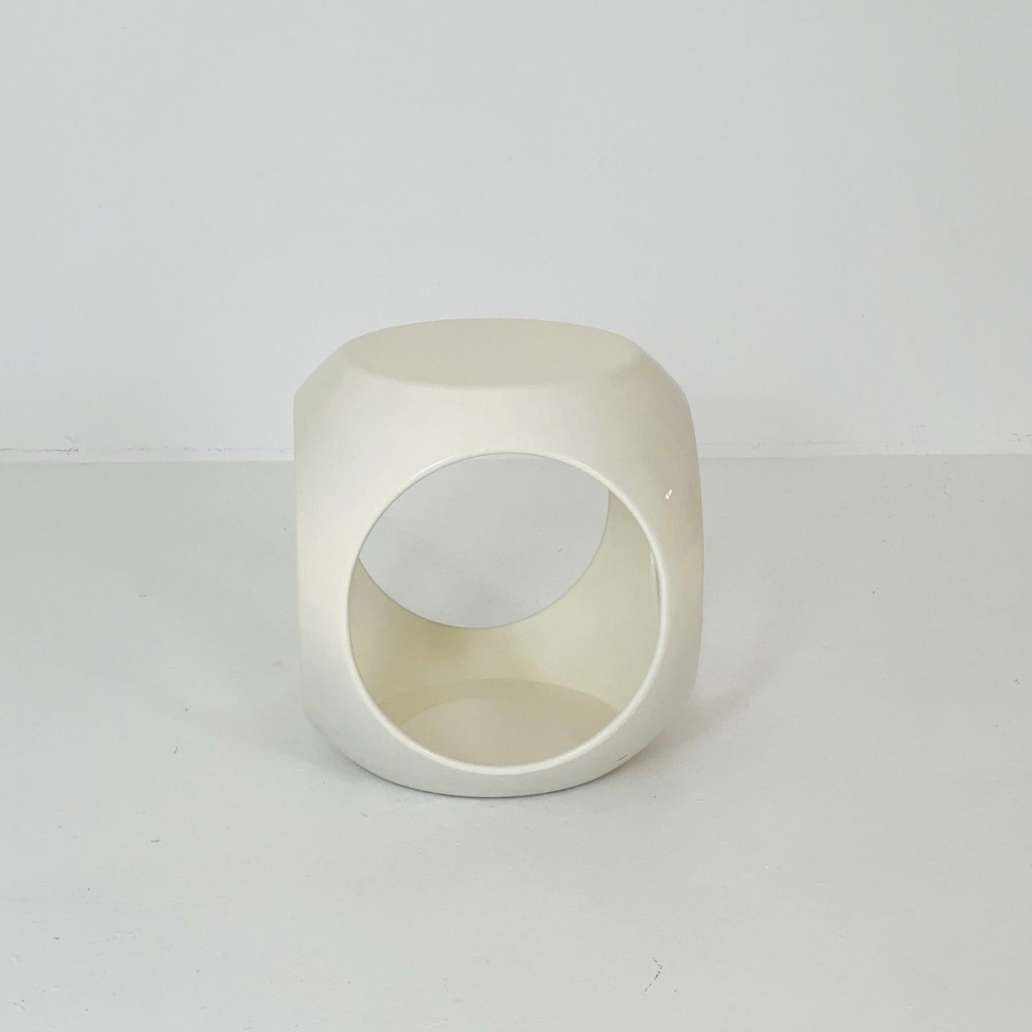 Mid-Century Modern White Fiberglass Side Table – 1970s, Luigi Colani