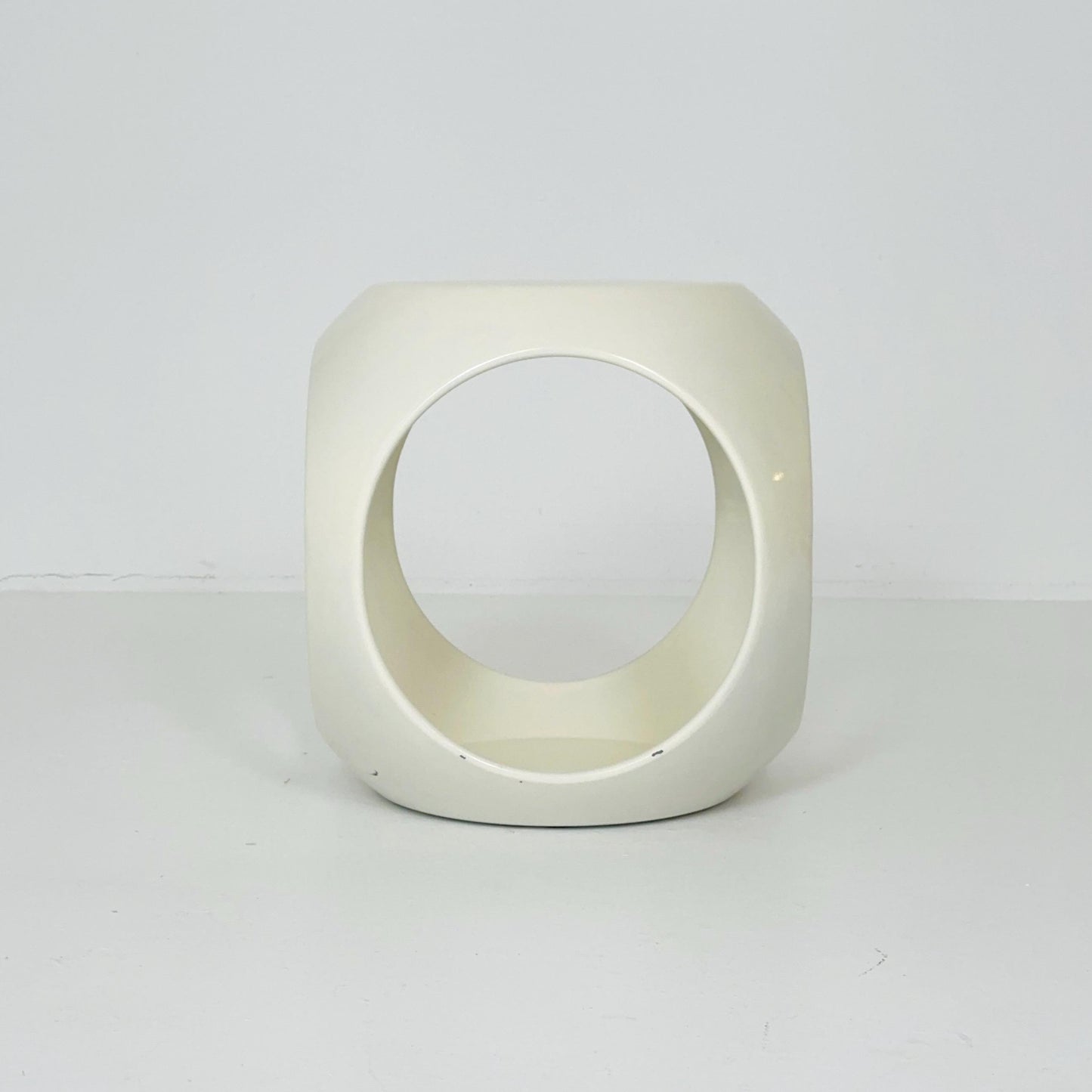 Mid-Century Modern White Fiberglass Side Table – 1970s, Luigi Colani