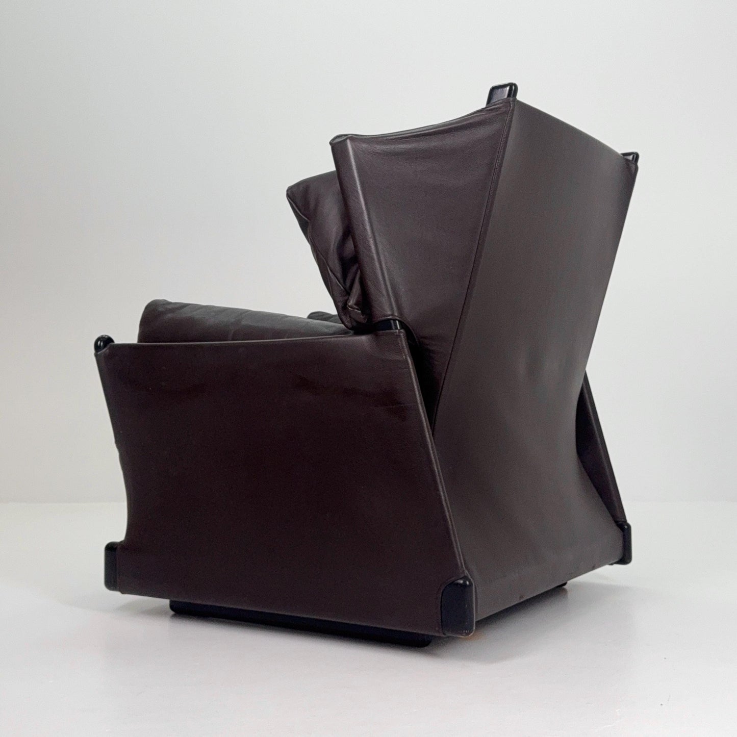 Mid century Cassina ‘Viola d’Amore’ Armchairs by Piero De Martini, Postmodern Club Brown Chair, Italy 1970s