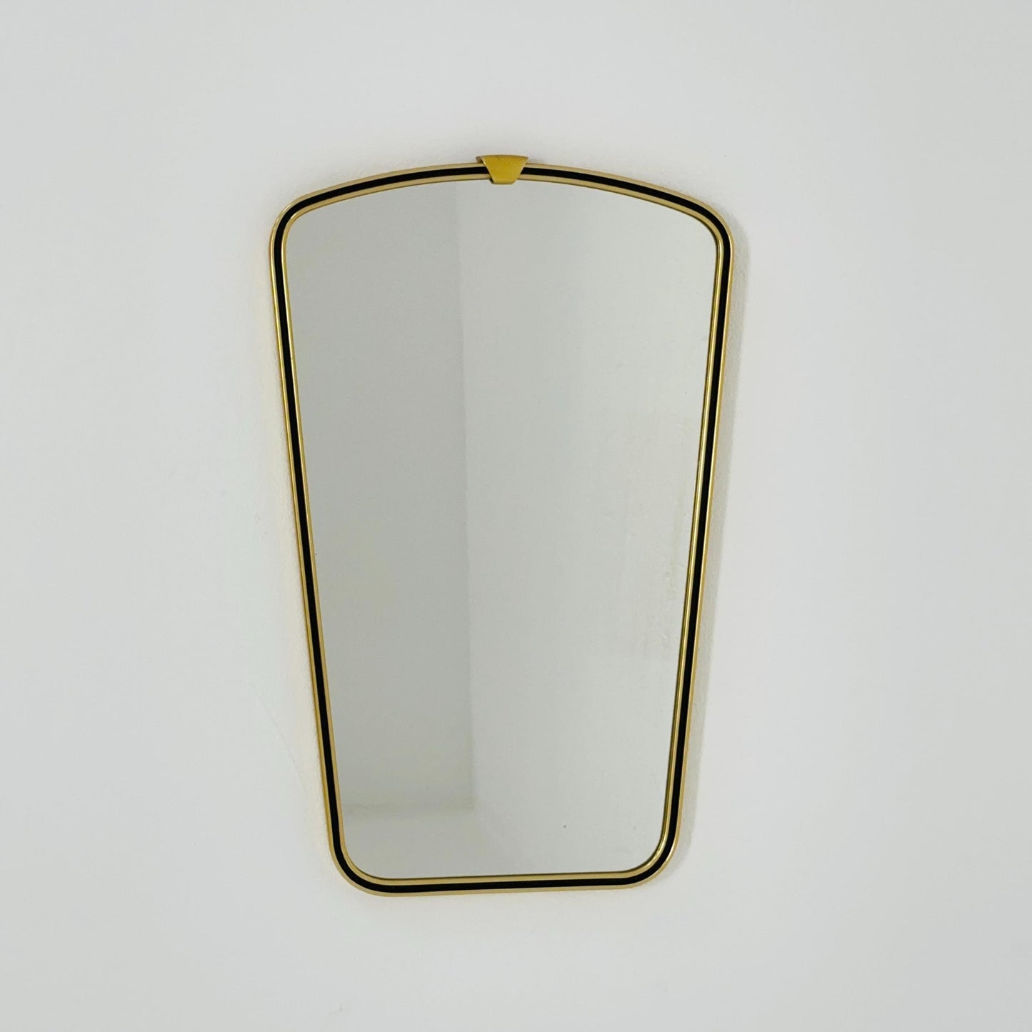Mid century Original beautiful brass kidney wall mirror. 1960s Germany